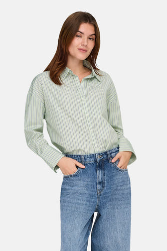 Chemise verte à manches longues ONLY, à rayures verticales, portée avec un jean ample et des baskets blanches.