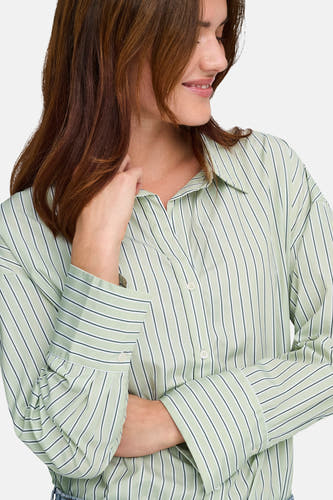 Chemise verte à manches longues ONLY, avec un motif rayé et des boutons visibles