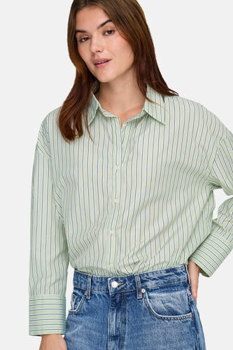 Chemise verte à rayures à manches longues de ONLY, combinée avec un jean bleu.