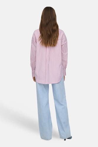 Chemise rose à manches longues de ONLY, à motif rayé et portée avec un jean bleu clair ample.
