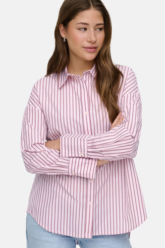 Chemise rose à manches longues ONLY, avec rayures verticales et bras croisés.
