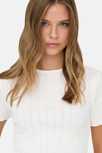 T-shirt blanc à manches courtes ONLY®, avec un motif côtelé fin et un col rond.