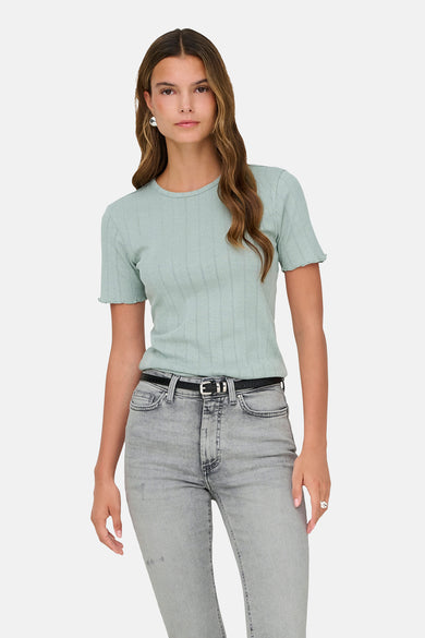 T-shirt à manches courtes vert de ONLY, avec une texture côtelée, porté avec un jean gris et une ceinture noire.