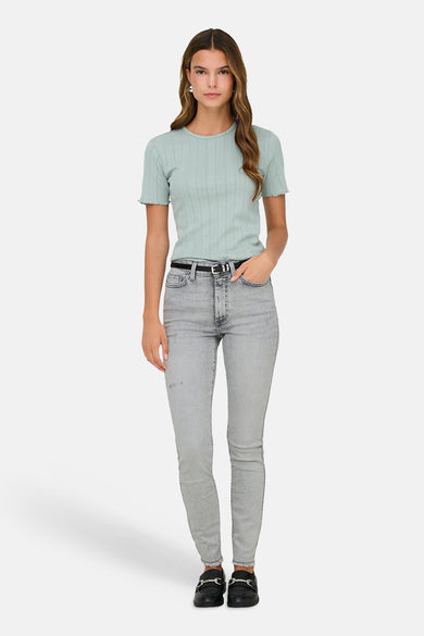 T-shirt vert à manches courtes ONLY®, porté avec un jean gris clair et des mocassins noirs.