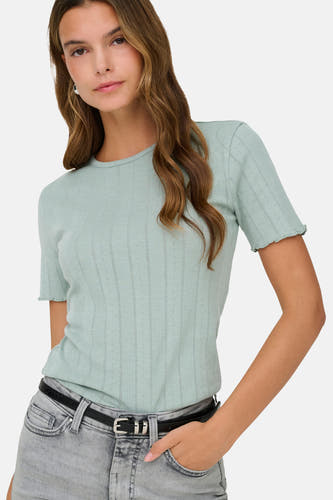 T-shirt à manches courtes vert de ONLY, avec un subtil motif côtelé et porté avec un jean gris et une ceinture.