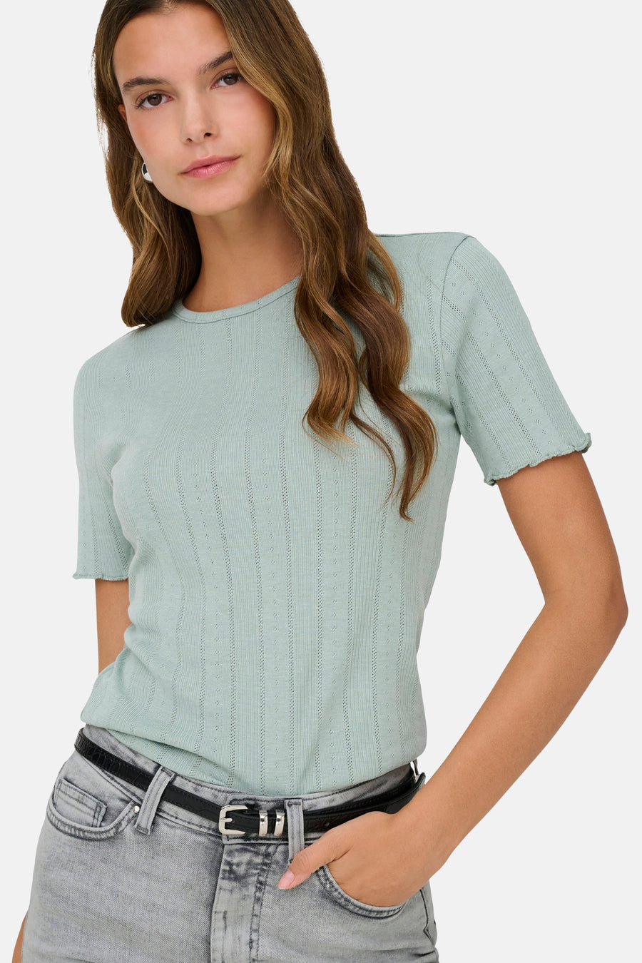 T-shirt à manches courtes vert de ONLY, avec un subtil motif côtelé et porté avec un jean gris et une ceinture.