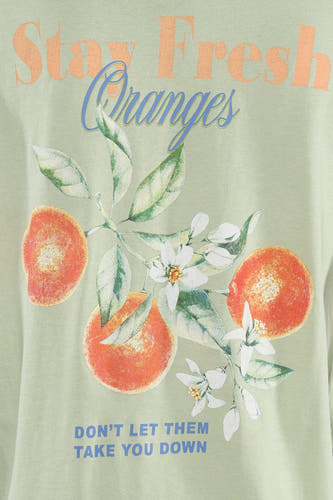 T-shirt à manches courtes vert de ONLY, avec imprimé d'oranges et de fleurs.