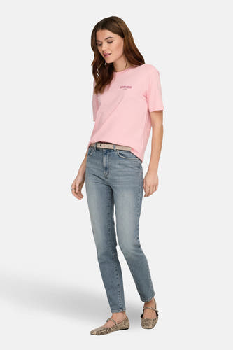Roze T-shirt met korte mouwen van ONLY, met korte mouwen en een subtiele print, gedragen met jeans en platte schoenen.
