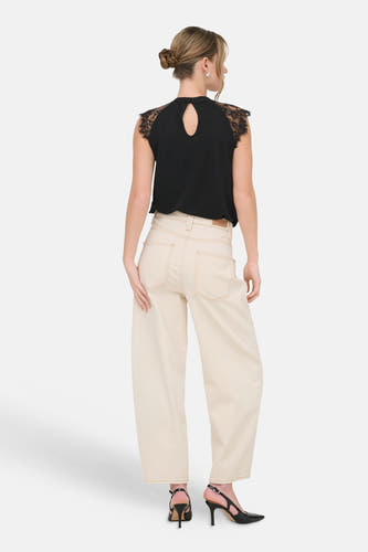 Jeans coupe spéciale en denim off-white de ONLY®, avec surpiqûres contrastées et jambes larges.