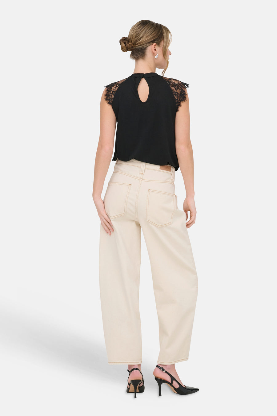 Jeans coupe spéciale en denim off-white de ONLY®, avec surpiqûres contrastées et jambes larges.