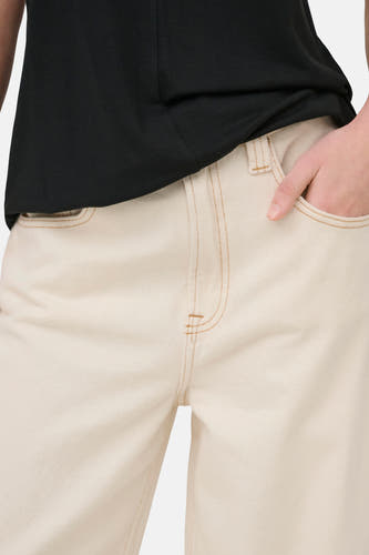 Jeans coupe spéciale en denim blanc cassé de ONLY, avec surpiqûres apparentes et une main dans la poche.