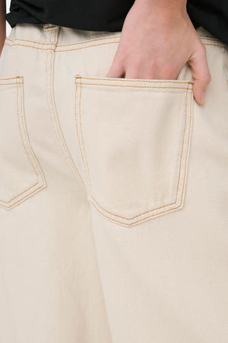 Jeans coupe spéciale en denim écru d'ONLY, avec main dans la poche arrière.