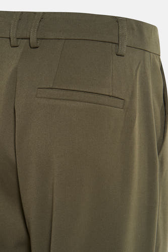 Pantalon vert de ONLY, avec poche arrière et boucles de ceinture, gros plan.