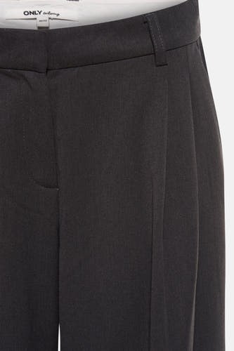 Pantalon gris de ONLY Tailoring, avec des plis et un détail de ceinture.