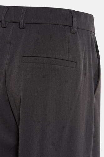 Pantalon gris de ONLY, avec un détail de poche arrière et des passants.