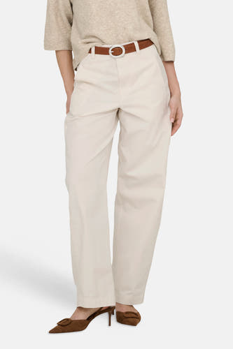 Pantalon écru de JDY, avec une ceinture marron et des chaussures marron.