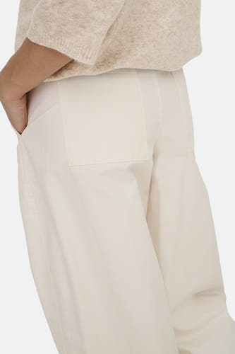 Pantalon écru de JDY, avec une poche arrière plaquée et une jambe large.