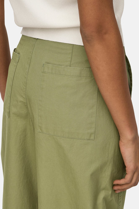 Pantalon vert de JDY, avec poches latérales et une coupe décontractée, combiné avec un haut en maille côtelée.