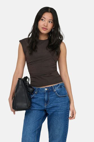 T-shirt marron ONLY® avec épaulettes, porté par un mannequin en jean.