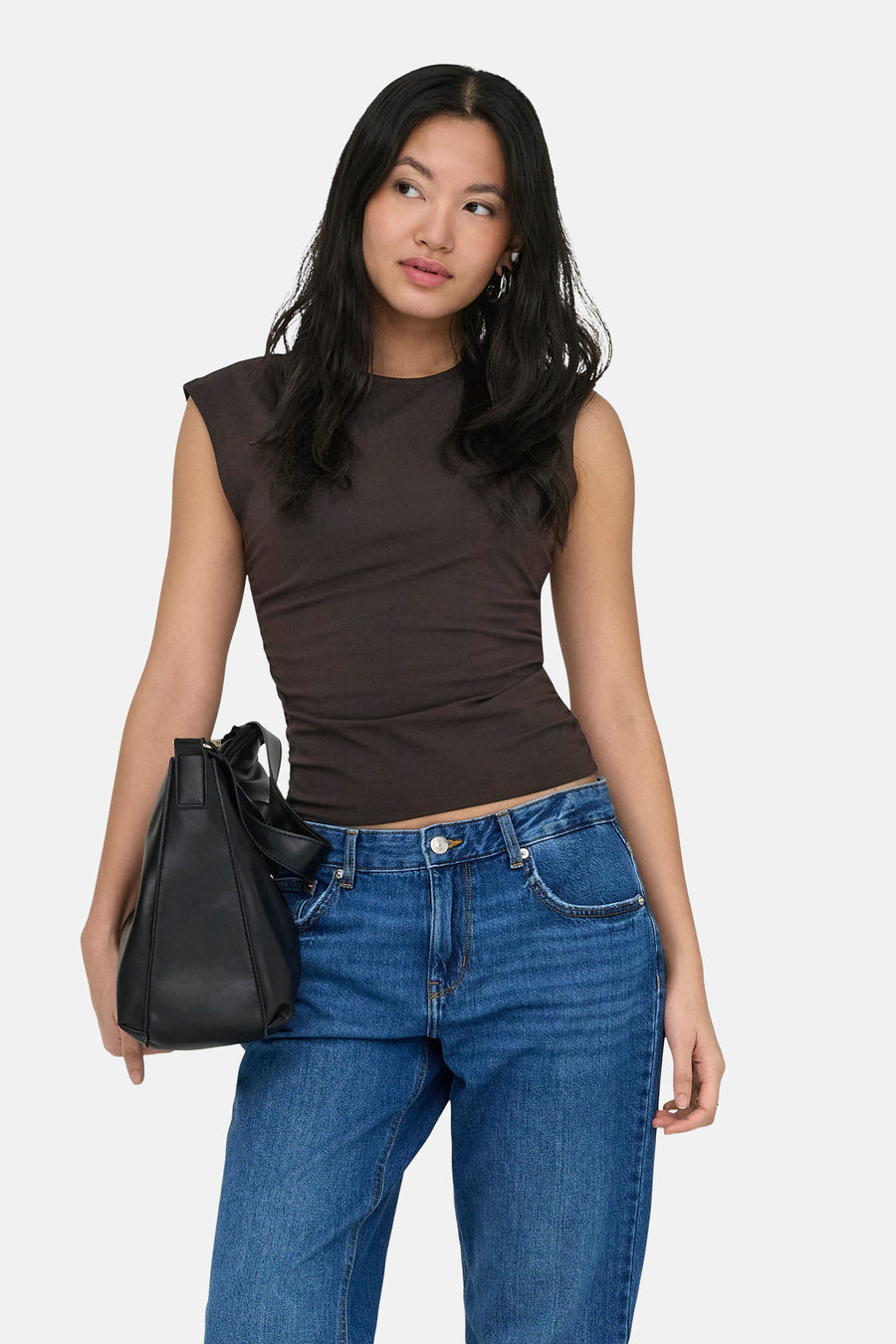 T-shirt marron ONLY® avec épaulettes, porté par un mannequin en jean.