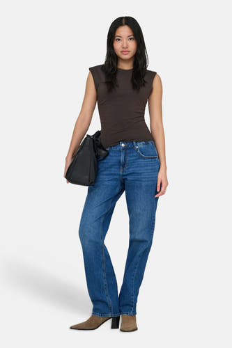 Bruin T-shirt van ONLY® met schoudervullingen, gedragen door een model in een jeans.