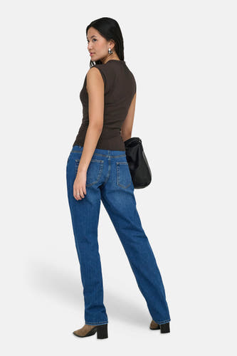 T-shirt ajusté marron à manches courtes de ONLY®, vu de dos, combiné avec un jean bleu et des bottines.