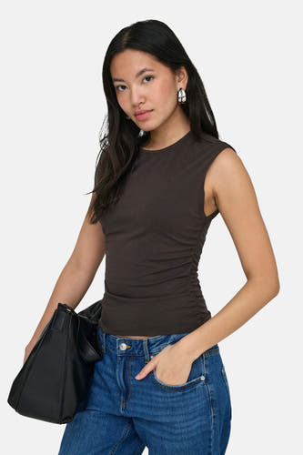 T-shirt marron sans manches de ONLY® avec côtés froncés, porté avec un jean et un sac noir.