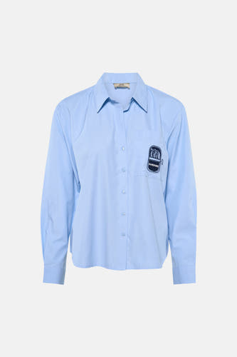 Chemise bleue à manches longues de JDY, avec une boîte de sardines brodée sur la poche poitrine.