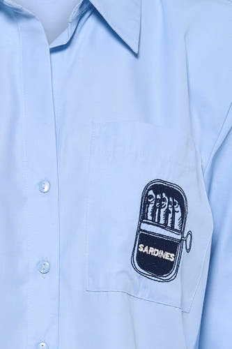 Chemise bleu clair à manches longues de JDY, avec une poche poitrine et une boîte de sardines brodée en noir.