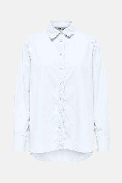 Blouse blanche à manches longues de ONLY, avec des détails bordés le le boutonnière et le col.