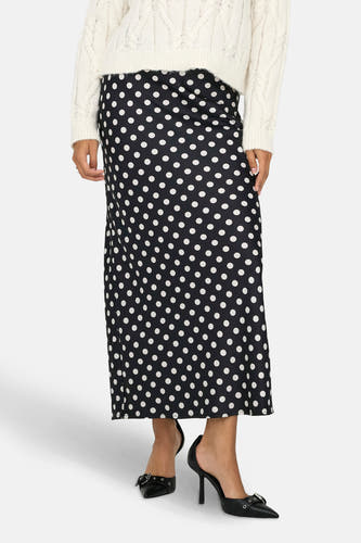 Robe noire d'ONLY, avec des taches blanches, portée avec un pull blanc et des baskets noires, vue de dos.