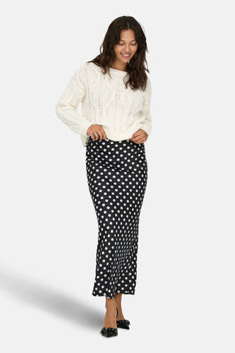 Robe noire d'ONLY avec des taches blanches, associée à un pull tricoté et des chaussures noires.