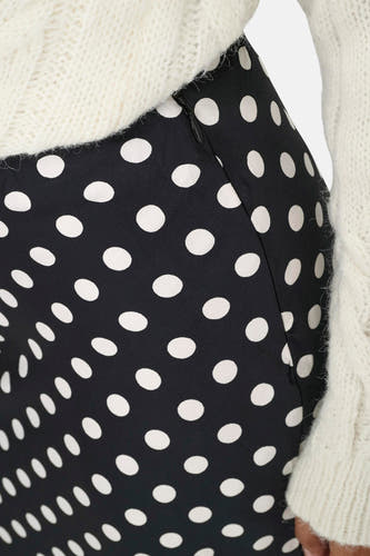 Robe noire d'ONLY, avec des taches blanches, et une chemise tricotée blanche partiellement visible.