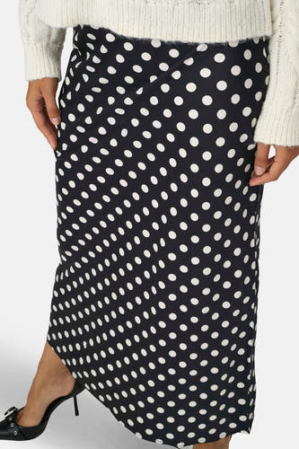 Robe noire ONLY® avec des taches blanches et une chemise repassée.
