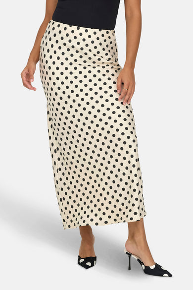 Robe écru de ONLY, avec des taches noires et une partie supérieure noire avec des rubans spaghetti.