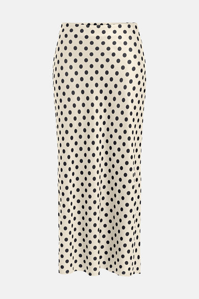 Robe écru de ONLY, avec un motif à points noirs et une coupe élégante.