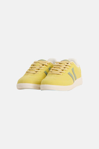 Baskets jaunes de ONLY avec semelle beige et accents verts à l'arrière.