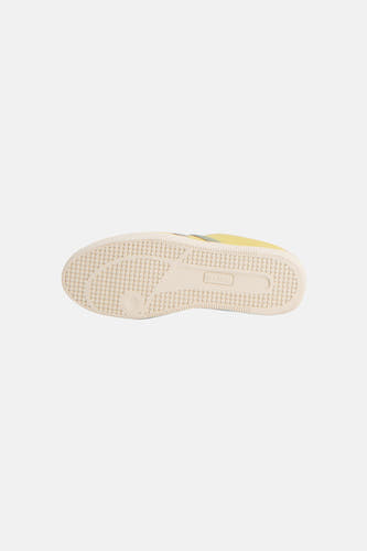 Baskets jaunes de ONLY, avec une semelle de couleur crème et le logo de la marque sur la semelle.