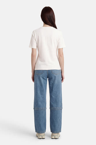 T-shirt blanc à manches courtes ONLY, vu de dos, combiné avec un jean ample.