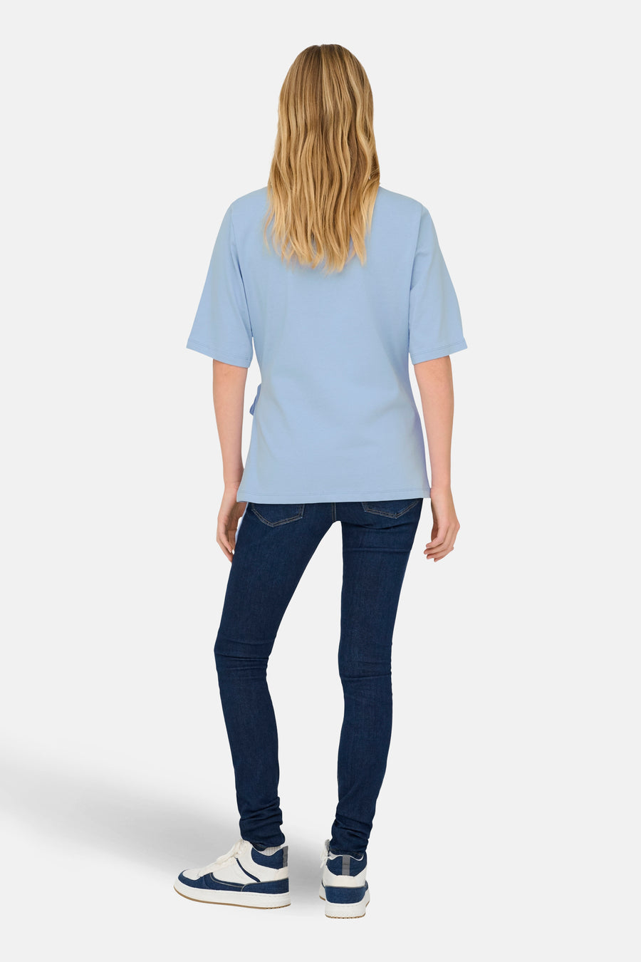 T-shirt bleu à manches courtes de ONLY, vu de dos, combiné avec un jean foncé et des baskets.