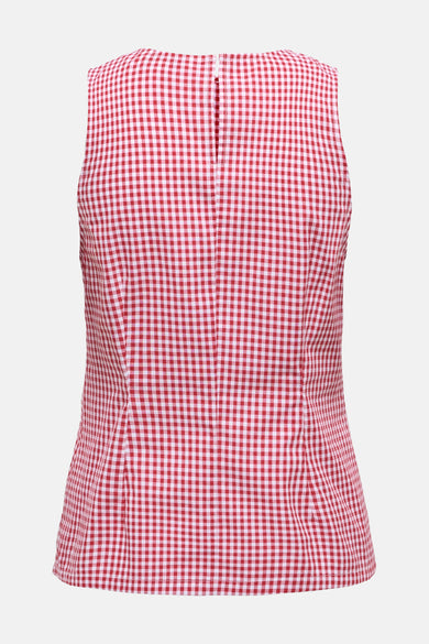 Achterkant rode geruite mouwloze top.