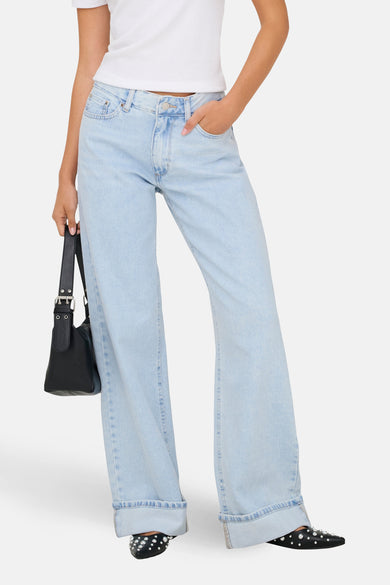 Jeans larges en denim bleu clair de ONLY, avec jambes larges et chaussures noires à strass.