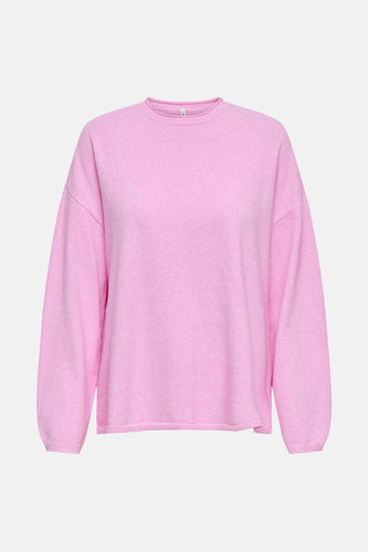 Roze, gebreide trui op witte achtergrond.