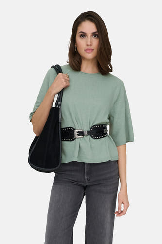 T-shirt vert avec col rond de ONLY, porté avec une ceinture noire et des jeans gris, avec un sac noir.