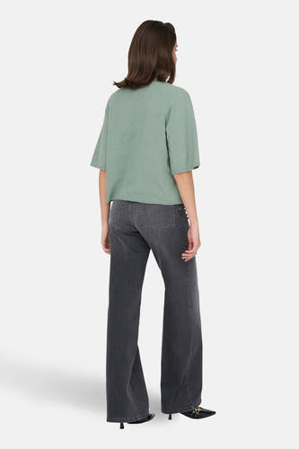 T-shirt vert avec col rond de ONLY, à manches courtes et associé à des jeans gris foncé et des escarpins noirs.