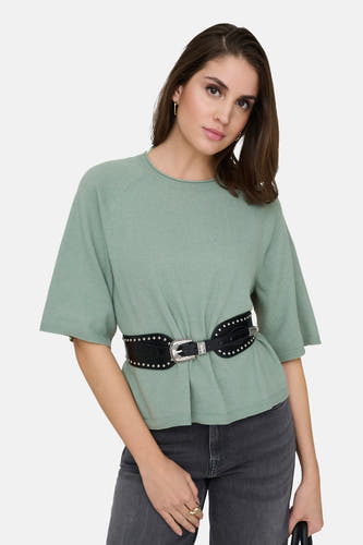 T-shirt vert avec col rond de ONLY, porté avec une ceinture noire à détails argentés et des jeans gris.