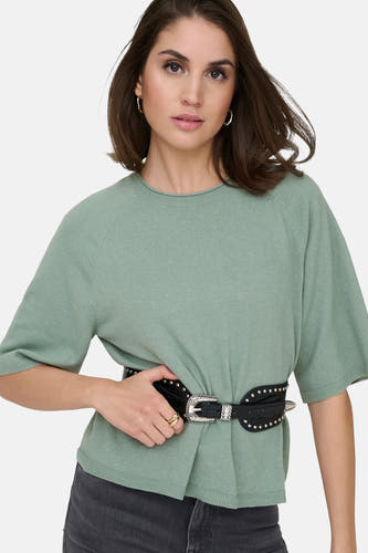 T-shirt vert avec col rond de ONLY, avec une ceinture et des boucles d'oreilles dorées.