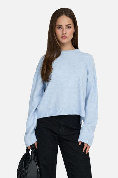 T-shirt bleu avec col rond de ONLY, porté avec un pantalon noir et une poche main.