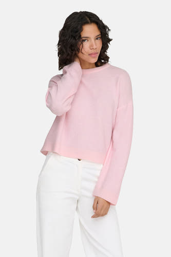 T-shirt rose avec col rond de ONLY, porté avec un pantalon blanc.