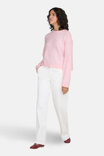 T-shirt rose avec col rond de ONLY, porté avec un pantalon blanc et des chaussures bordeaux.